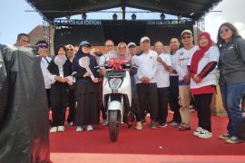 Lautan Manusia Meriahkan Jalan Sehat HUT Sungailiat, Honda ICON e: Jadi Magnet Utama