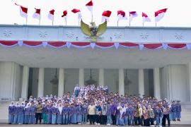 Pelajar Jawa Barat terharu bisa bertemu Presiden di Istana