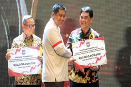 Bupati Shalahuddin terima penghargaan terbaik I penurunan pengangguran Regional Kalimantan