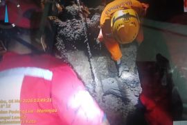 Tim Gabungan Agam temukan warga tertimbun tanah longsor&nbsp;