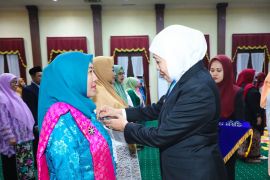 Khofifah sematkan 400 Satyalancana Karya Satya dari Presiden ke guru