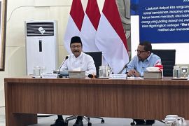 Saifullah Yusuf bantah sepatu yang viral di medsos untuk siswa Sekolah Rakyat dari Kemensos