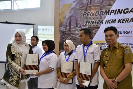 Puluhan perajin HSS ikuti pendampingan sentra IKM kerajinan bambu