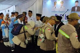 Lepas calon haji, Wali Kota Robinsar berpesan jaga kesehatan di tanah suci