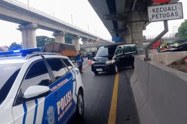 Petugas terapkan contraflow urai kepadatan lalin akibat pekerjaan pemeliharaan jalan Tol Japek