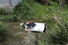 Avanza terjun parit, dua penumpang tewas di tempat
