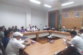 Masyarakat Kuripan sampaikan aspirasi perbaikan jalan ke DPRD Batola