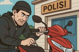 Pencuri  tertangkap tangan saat dorong motor curian