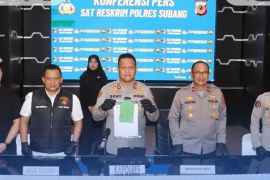 Polisi menahan oknum pejabat Pemkab Subang atas dgaan kasus  proyek fiktif