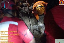 Tim Gabungan Agam temukan warga tertimbun tanah longsor