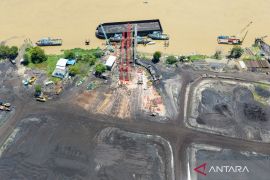 Pesona emas hitam di tengah ancaman krisis
