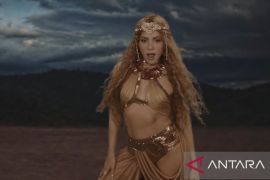 Penyanyi internasional Shakira pakai hiasan kepala karya Rinaldy Yunardi