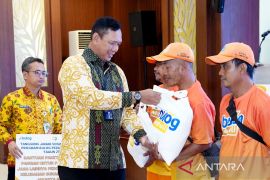 Bulog berbagi 162 paket sembako ke pekerja kebersihan Jakarta