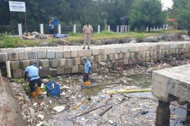 Petugas angkut 4.650 kg sampah kiriman di Pulau Lancang