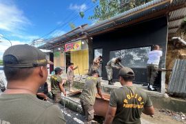 Satpol PP Ambon bongkar lapak pedagang di atas trotoar