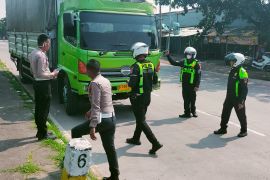 Polisi Karawang temukan praktik penyalahgunaan BBM solar subsidi saat patroli parkir