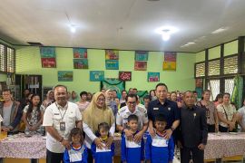 Wawako Singkawang serahkan bantuan baju olahraga untuk siswa SDN 29