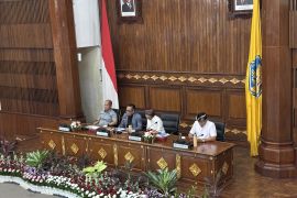 DPR buka peluang desa adat terlibat beri izin investasi