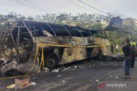 16 orang tewas akibat tabrakan bus dengan truk BBM di Sumatera Selatan
