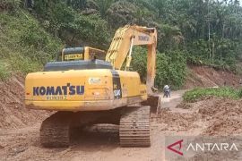 BMCKTR Sumbar turunkan alat berat perbaikan darurat jalan di Palembayan, Agam