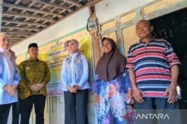 Sebanyak 513 KK kurang mampu di Kabupaten Madiun terima listrik gratis