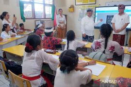 Mendikdasmen tinjau sekolah yang direvitalisasi di Denpasar