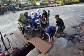Foto: Warga masih menggunakan rakit di Padang Pariaman
