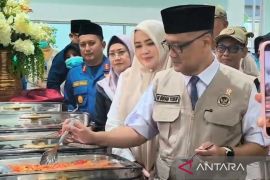 Menhaj Irfan Yusuf tertarik menu makanan jamaah haji Embarkasi Lombok