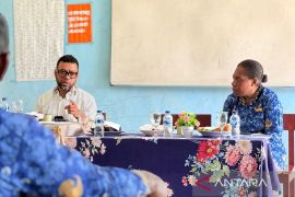 Filep Wamafma temukan ketimpangan pendidikan di pinggiran Fakfak