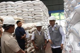 Anggota DPR RI Ade Rezki tinjau stok beras di Bulog Bukittinggi
