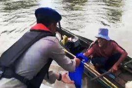 Polairud Banjarmasin bagikan sembako ke warga bantaran sungai