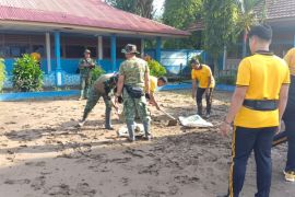 Kodim Rejang Lebong bantu pembersihan sekolah terdampak banjir Lebong
