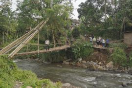 Garut pastikan jembatan putus akibat bencana segera diperbaiki