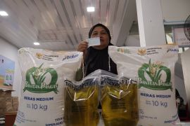 Bulog Sumbar sebut stok minyak goreng dan gula cukup hingga Idul Adha