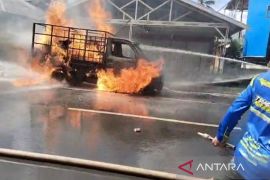 Sebuah mobil pikap bermuatan BBM hangus terbakar di Kapuas