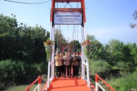 Polres Madiun renovasi Jembatan Merah Putih penghubung antar-kecamatan