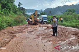 Polda Jambi bantu kelancaran lalu lintas akibat longor jalan lintas Kerinci-Bangko