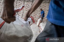 Mempertahankan swasembada dan cadangan beras pemerintah