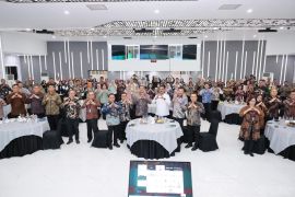 Sekjen Kementerian ATR/BPNberi penghargaan kepada satkerpengelola kearsipan terbaik