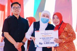 Khofifah salurkan BLT DBHCHT Rp2,508 miliar kepada buruh rokok