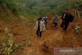 Pemkab Merangin upayakan kirim alat berat buka akses desa terisolasi akibat longsor
