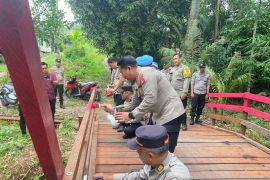 Kapolres Balangan dan masyarakat percantik Jembatan Merah Putih