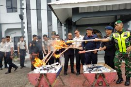 Lapas Padang musnahkan ratusan ponsel ilegal hasil sitaan