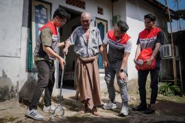 Kilang Plaju melalui program SENYUM salurkan alat bantu jalan dan sembako bagi warga Banyuasin