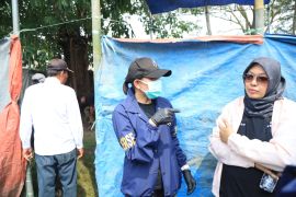 Polres Karawang bongkar makam balita untuk ungkap kasus penganiayaan