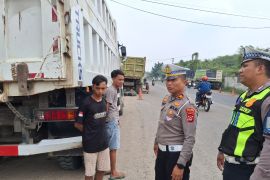 Cegah kecelakaan, Polres Serang tertibkan parkir liar di bahu jalan
