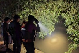 Tim SAR Banten cari balita diduga terseret Sungai Cisimeut