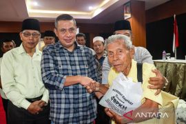 Andar Amin Harahap dan BPKH salurkan 1.000 paket sembako di Sumut II