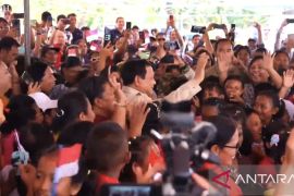 Prabowo berjoget "Tabola Bale" bersama masyarakat di Miangas