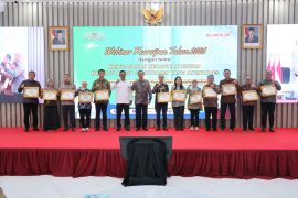 Sekjen Kemen ATR/BPN beri penghargaan kepada Satker pengelola kearsipan terbaik